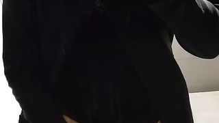 Dopo pranzo ho voglia di una sega mentre mi vedo un porno