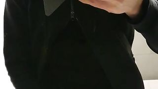 Dopo pranzo ho voglia di una sega mentre mi vedo un porno