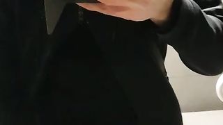 Dopo pranzo ho voglia di una sega mentre mi vedo un porno