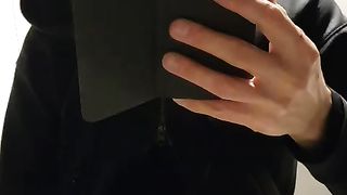 Dopo pranzo ho voglia di una sega mentre mi vedo un porno