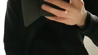 Dopo pranzo ho voglia di una sega mentre mi vedo un porno