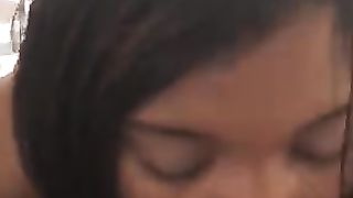 Zoccola nera lo succhia