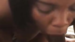 Anteprima del video: Zoccola nera lo succhia