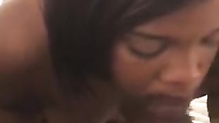 Zoccola nera lo succhia