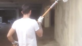 Bel bruno muscoloso al lavoro