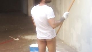 Bel bruno muscoloso al lavoro