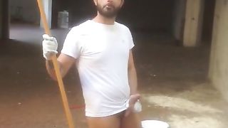 Bel bruno muscoloso al lavoro