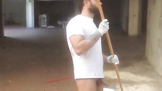 Bel bruno muscoloso al lavoro