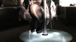 Bella milf italiana si spoglia e si masturba in webcam