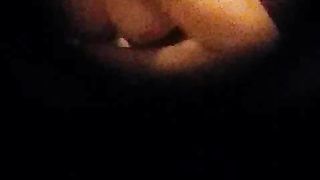 Amica spiata dalla serratura