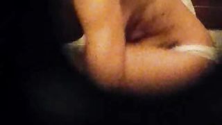 Amica spiata dalla serratura