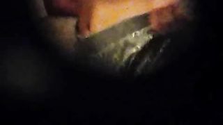 Amica spiata dalla serratura