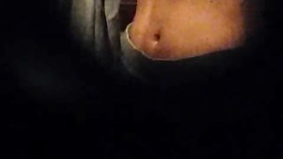 Amica spiata dalla serratura