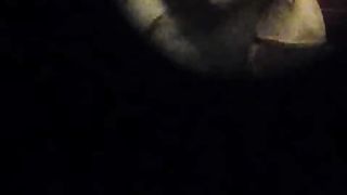 Amica spiata dalla serratura