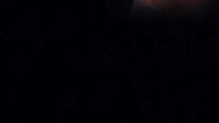 Amica spiata dalla serratura