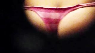 Amica spiata dalla serratura