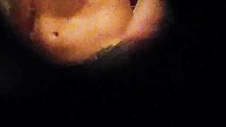 Amica spiata dalla serratura