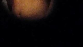 Amica spiata dalla serratura