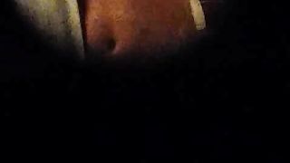 Amica spiata dalla serratura