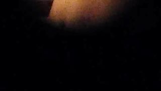 Amica spiata dalla serratura