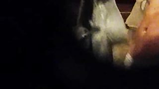 Amica spiata dalla serratura