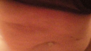 A cavalcioni con il suo clitoride ben in vista...