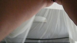 A cavalcioni con il suo clitoride ben in vista...