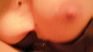 A cavalcioni con il suo clitoride ben in vista...