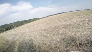 Giovane biondina scopata in aperta campagna