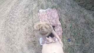 Giovane biondina scopata in aperta campagna