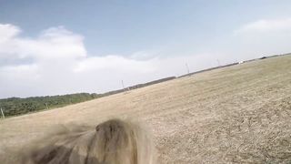 Giovane biondina scopata in aperta campagna