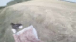 Giovane biondina scopata in aperta campagna