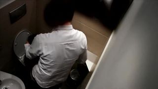 La mia ragazza che si scopa il capo al bagno