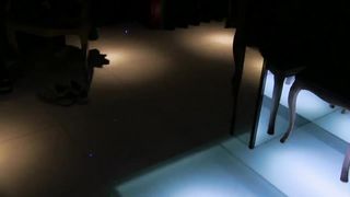 Milfona sexy si masturba con una fragola