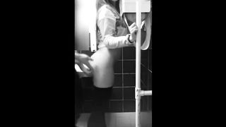 Ragazza scopata in un bagno pubblico