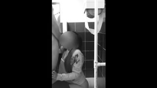 Ragazza scopata in un bagno pubblico