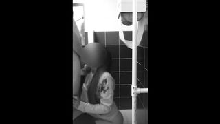 Ragazza scopata in un bagno pubblico