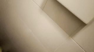 Tettona bruna sborrata sulle gambe