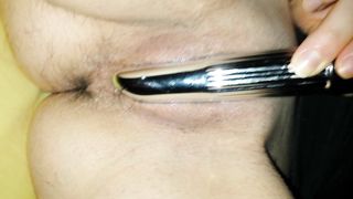 Fighetta appena depilata e vibratore...la zoccola si fa filmare la figa in primo piano