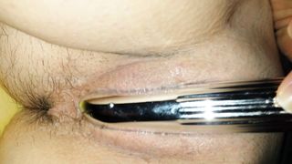 Fighetta appena depilata e vibratore...la zoccola si fa filmare la figa in primo piano