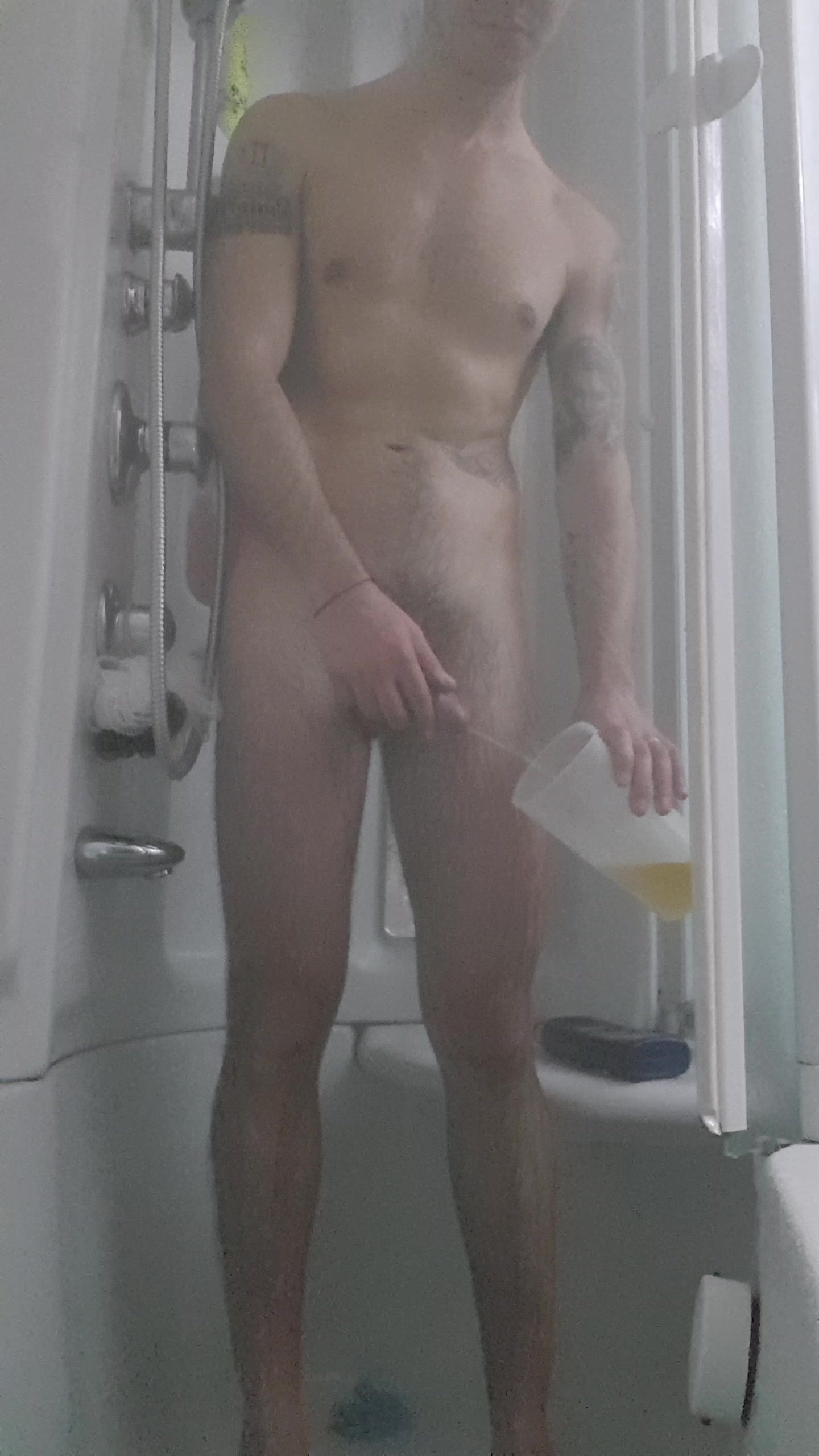 Piscio sotto la doccia