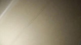 Giovane coppia scopa in casa di amici