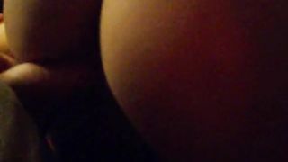 Giovane coppia scopa in casa di amici