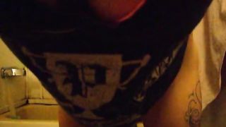 Giovane coppia scopa in casa di amici