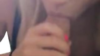 Gli mette il cazzo tra le sue tettone