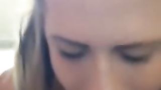 Gli mette il cazzo tra le sue tettone