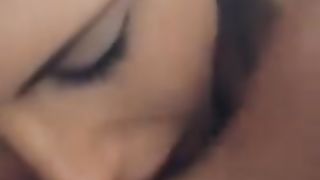 Gli mette il cazzo tra le sue tettone