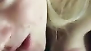 Biondina spompina alla grande