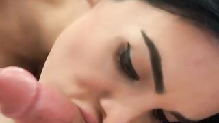 Anteprima del video: Amica trans me lo succhia