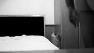 Lei si siede sul suo cazzo